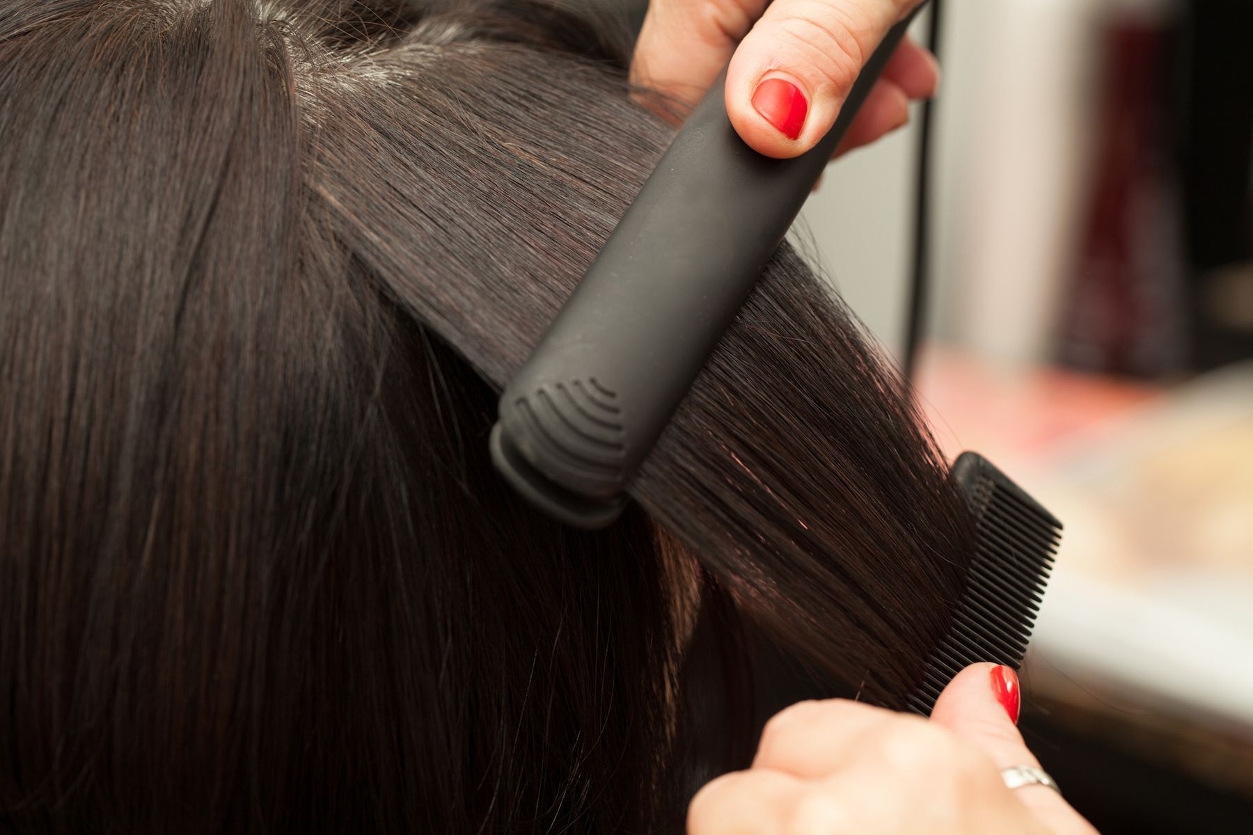 Mencatok rambut dengan flat iron