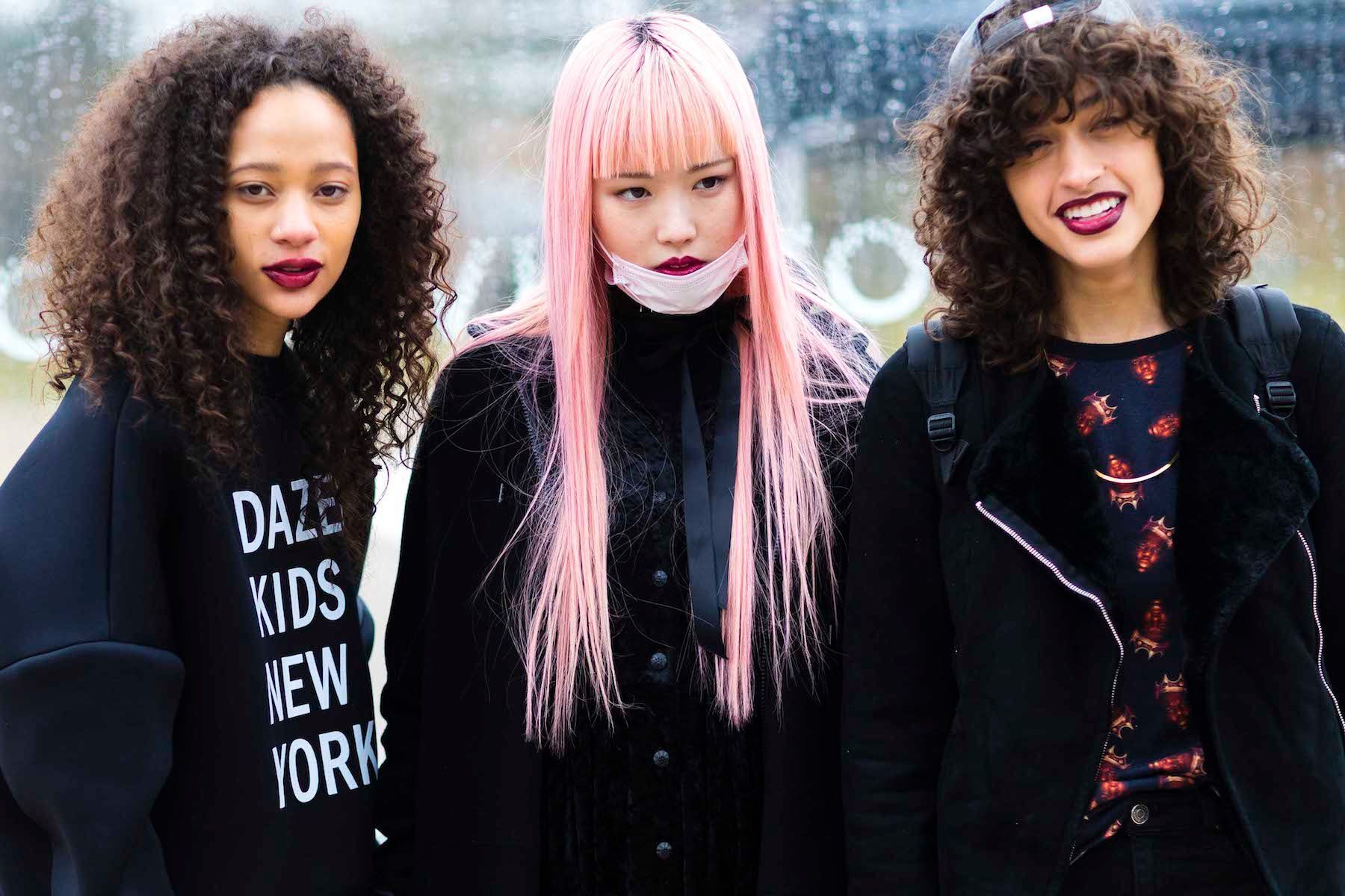 Wanita asia dengan rambut lurus dan wanita kaukasia dengan rambut keriting