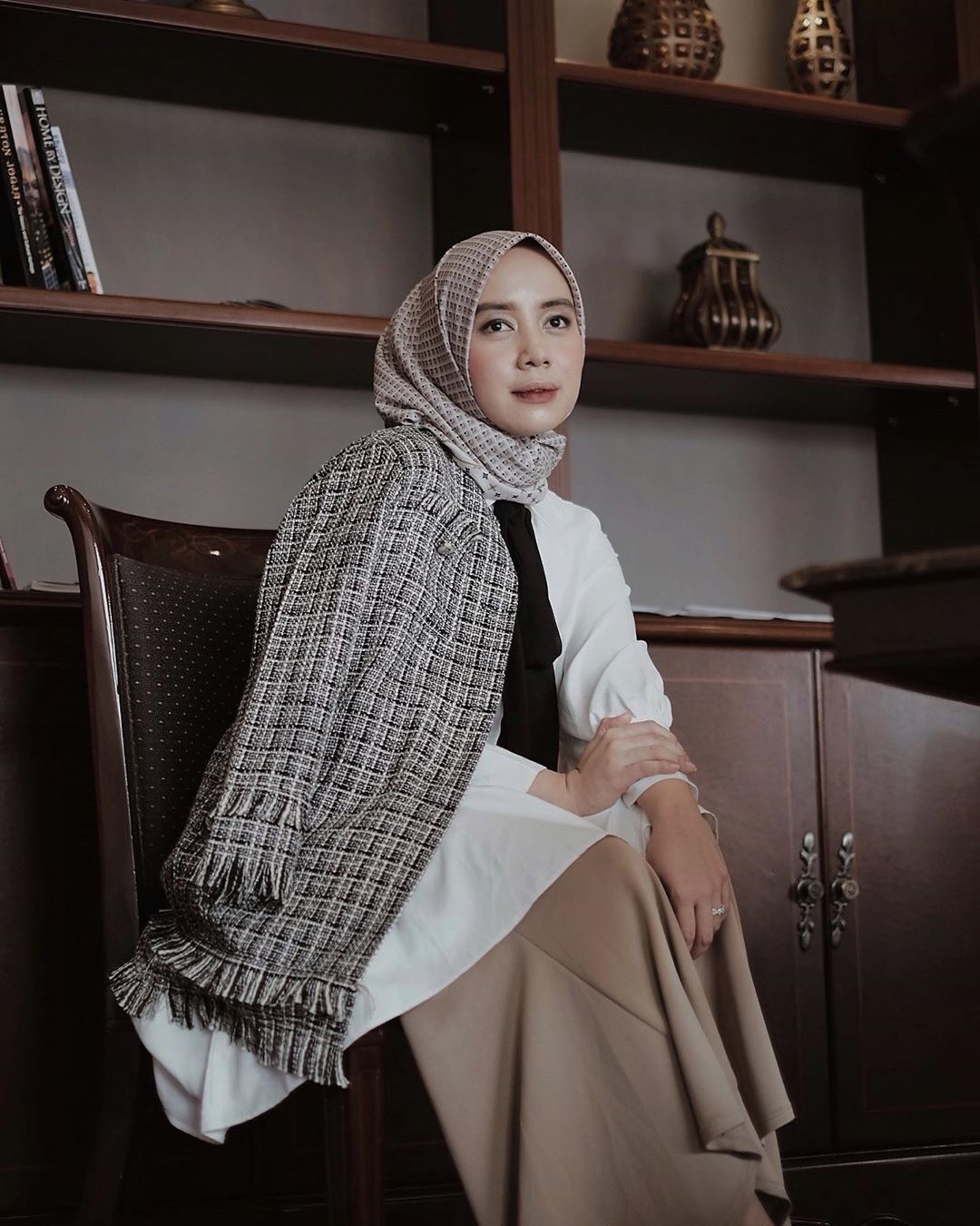 Thata Al Jundiah memakai busana klasik.