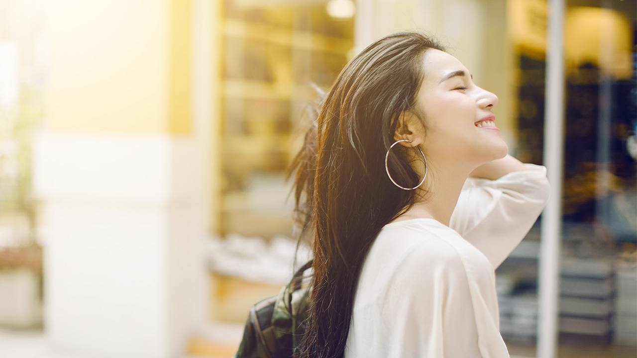 wanita asia dengan rambut panjang di luar ruangan dengan sinar matahari terik