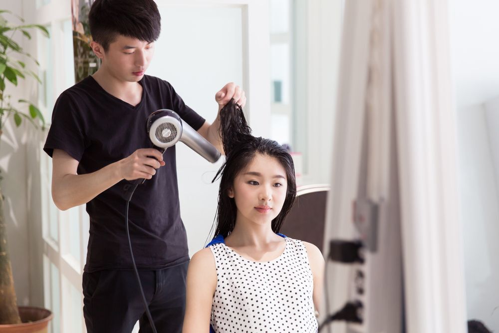 wanita asia berambut panjang sedang di salon