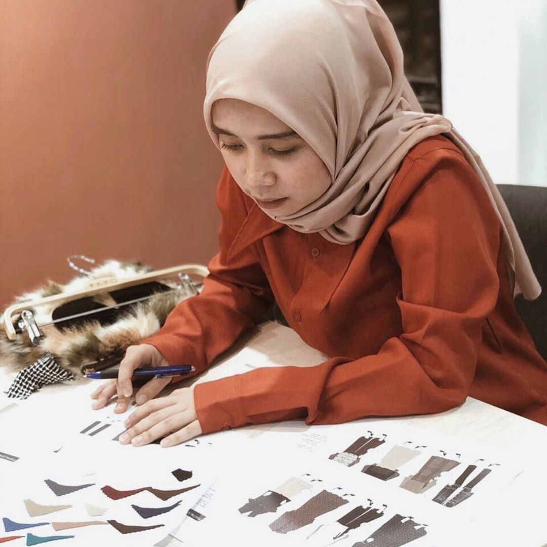 Thata Al Jundiah hijabers memilih desain dan bahan baju.