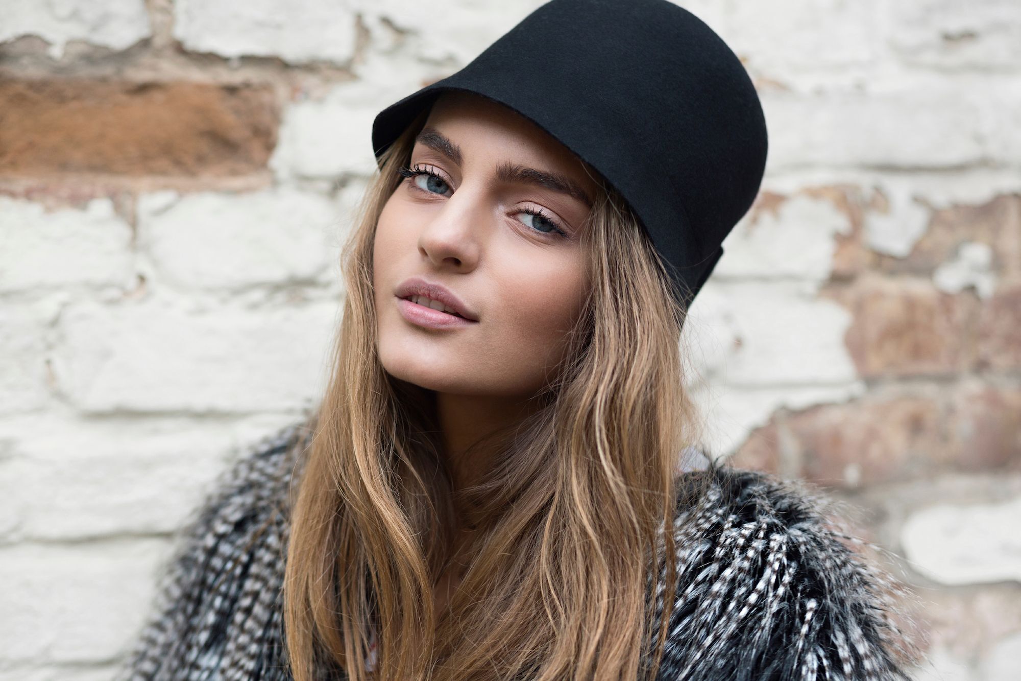 Wanita kaukasia dengan rambut pirang dan topi