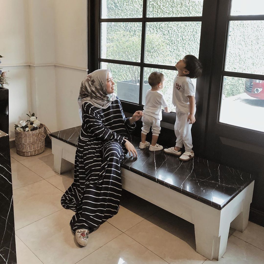 Thata Al Jundiah bermain bersama dua anaknya.