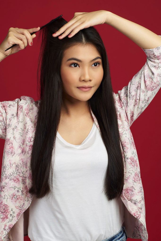 Wanita asia dengan rambut panjang hitam menyisir rambut hitam - double french twist ponytail