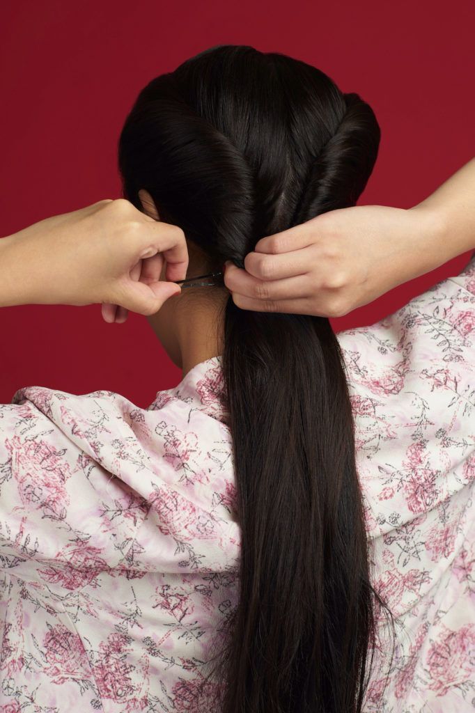 Wanita asia dengan rambut hitam membuat ponytail dan jepit rambut - double french twist ponytail