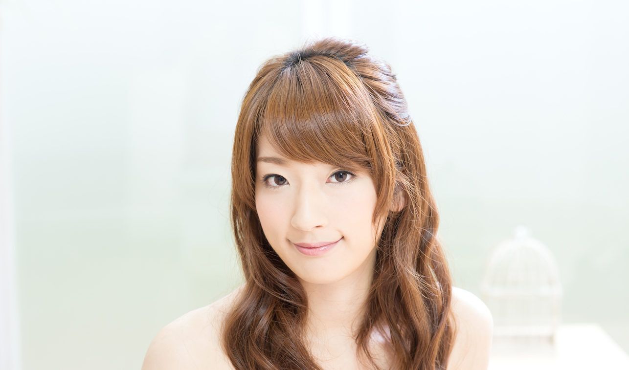 Poni samping tebal dengan rambut panjang cocok untuk wajah oval. (Foto: Shutterstock)