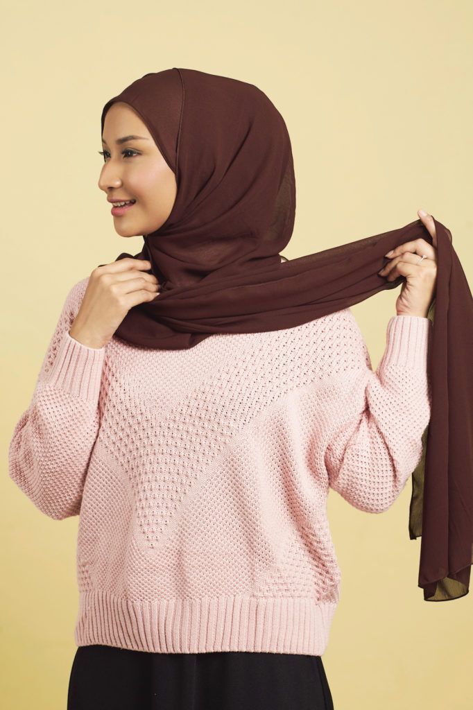 Wanita asia dengan hijab warna maroon dan sweater pink dalam gaya hijab arab