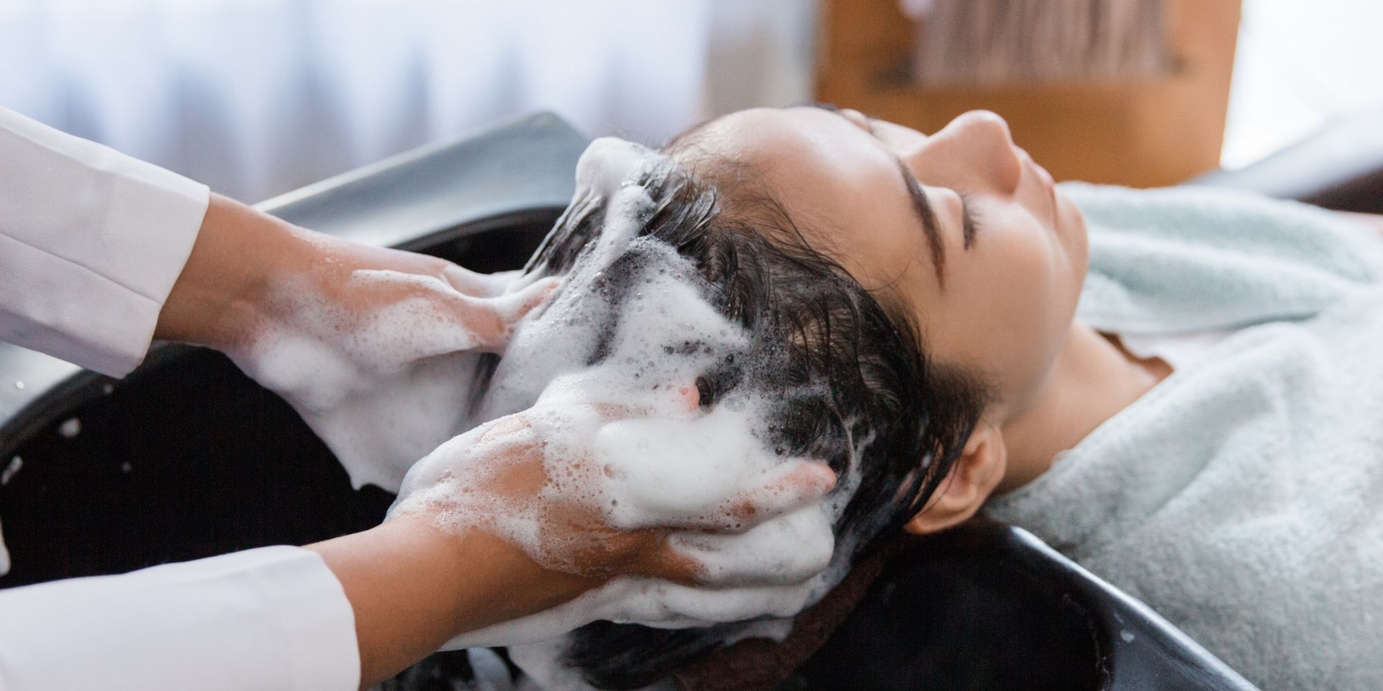 wanita yang sedang dikeramas di salon