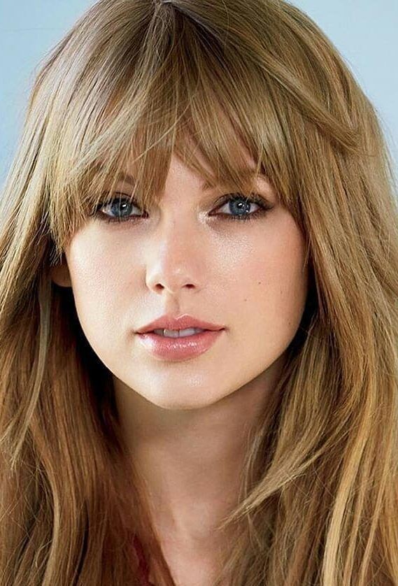 Bertekstur, tidak rata, dan ditata 'masuk' menjadi ciri khas poni ini. (Foto: Pinterest)