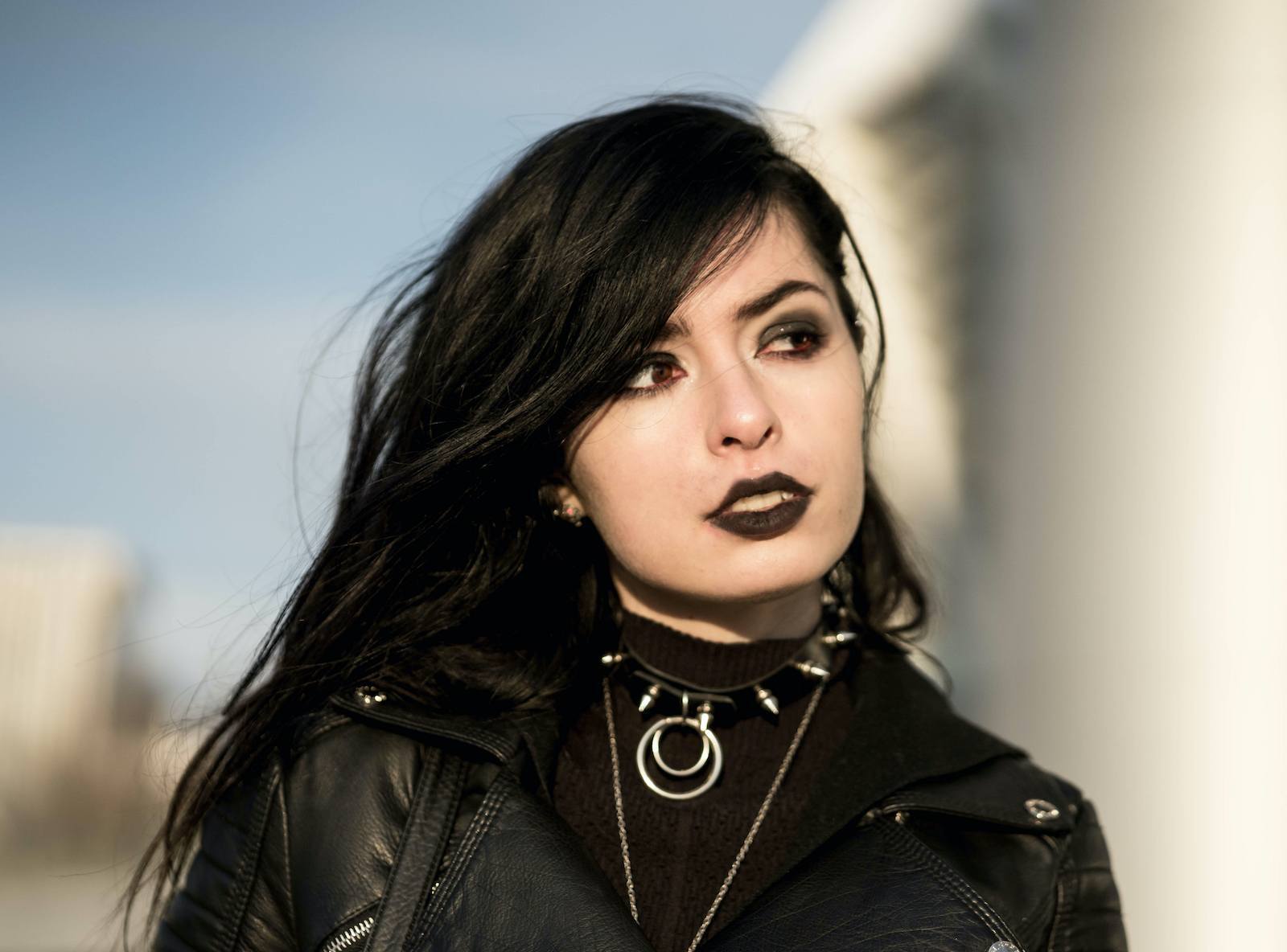 Salah satu ciri khas emo adalah poni samping. (Foto: Shutterstock)