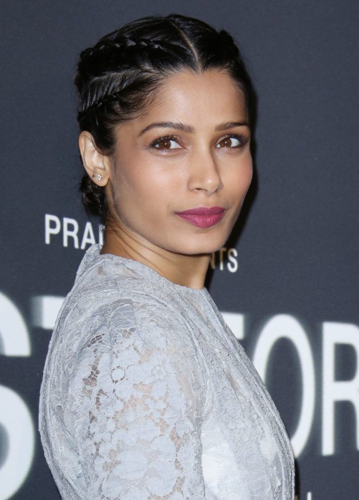 Untuk rambut panjang, kamu bisa tiru gaya seru ini. Sederhana, tapi bisa menambahkan kesan seksi bagi pemakainya. (Foto: REX by Shutterstock)