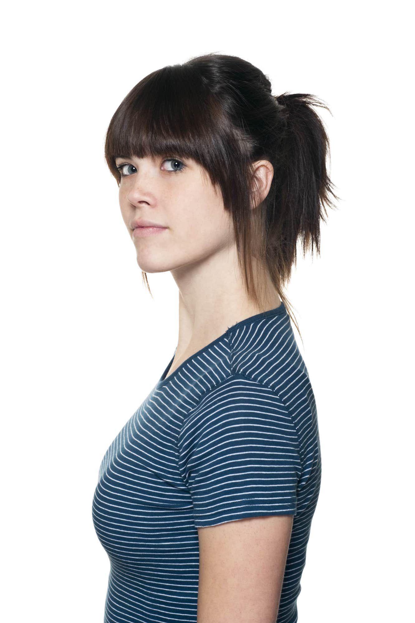 Berikan sedikit layer pada poni panjangmu. (Foto: iStock by Getty Images)