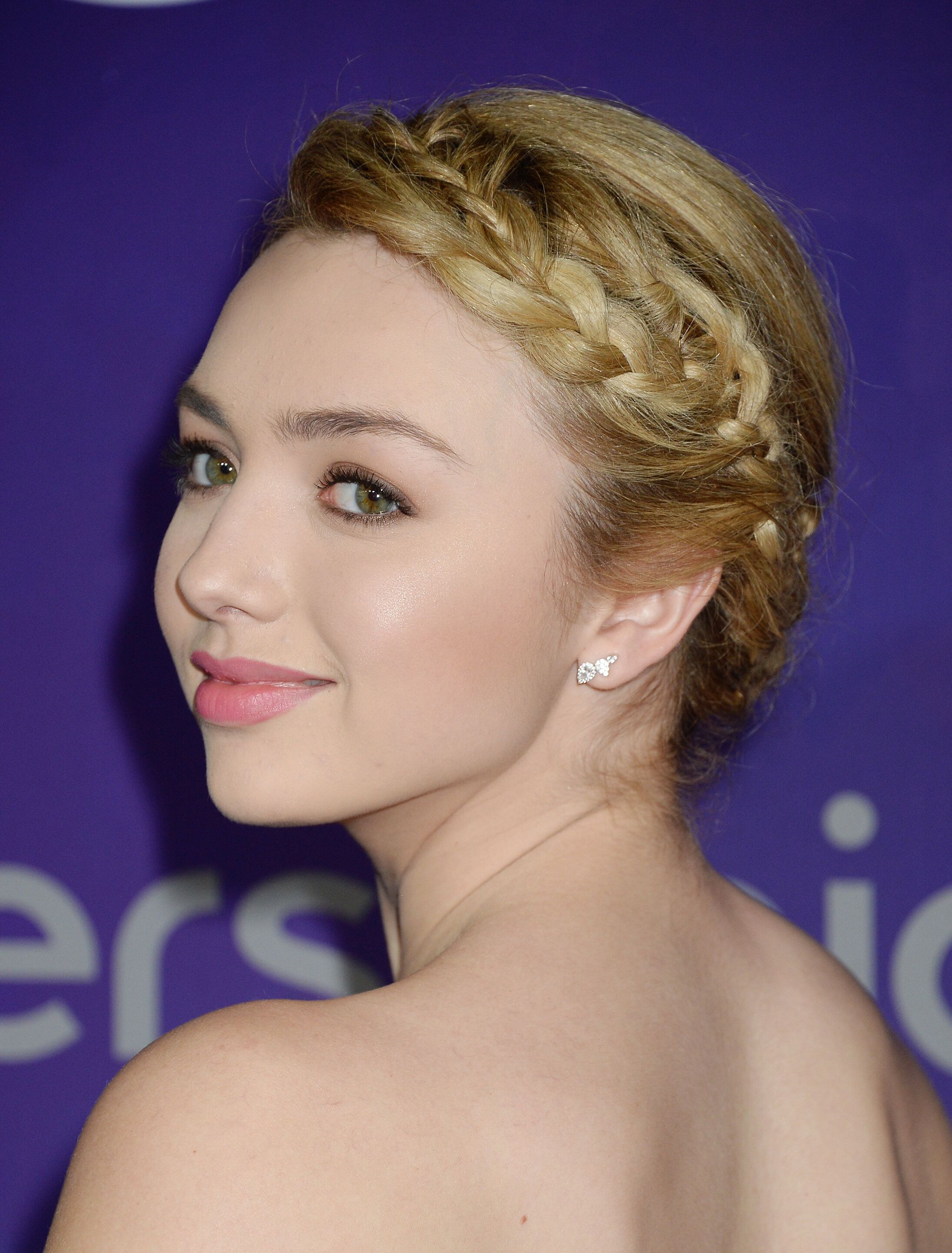 Sayang untuk memotong rambutmu? Coba dibuat gaya crown braid seperti ini. (Foto: REX by Shutterstock)
