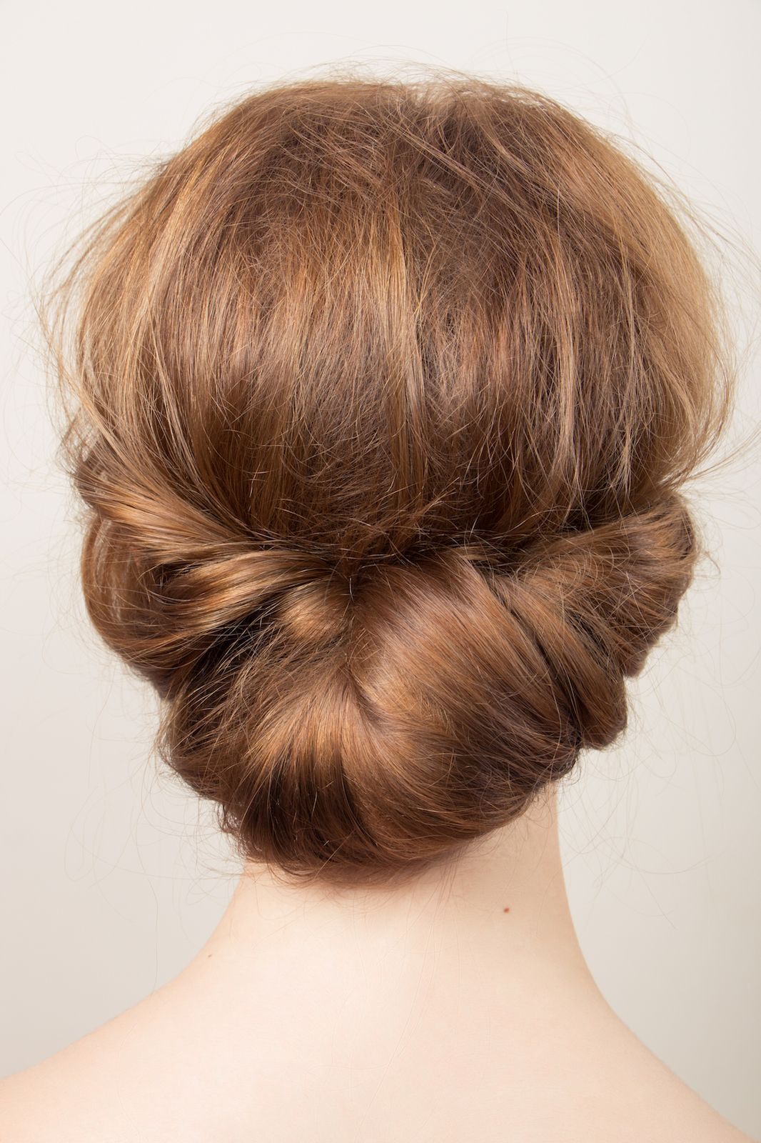 Gaya rambut modern chignon yang sederhana. (Foto: Shutterstock)