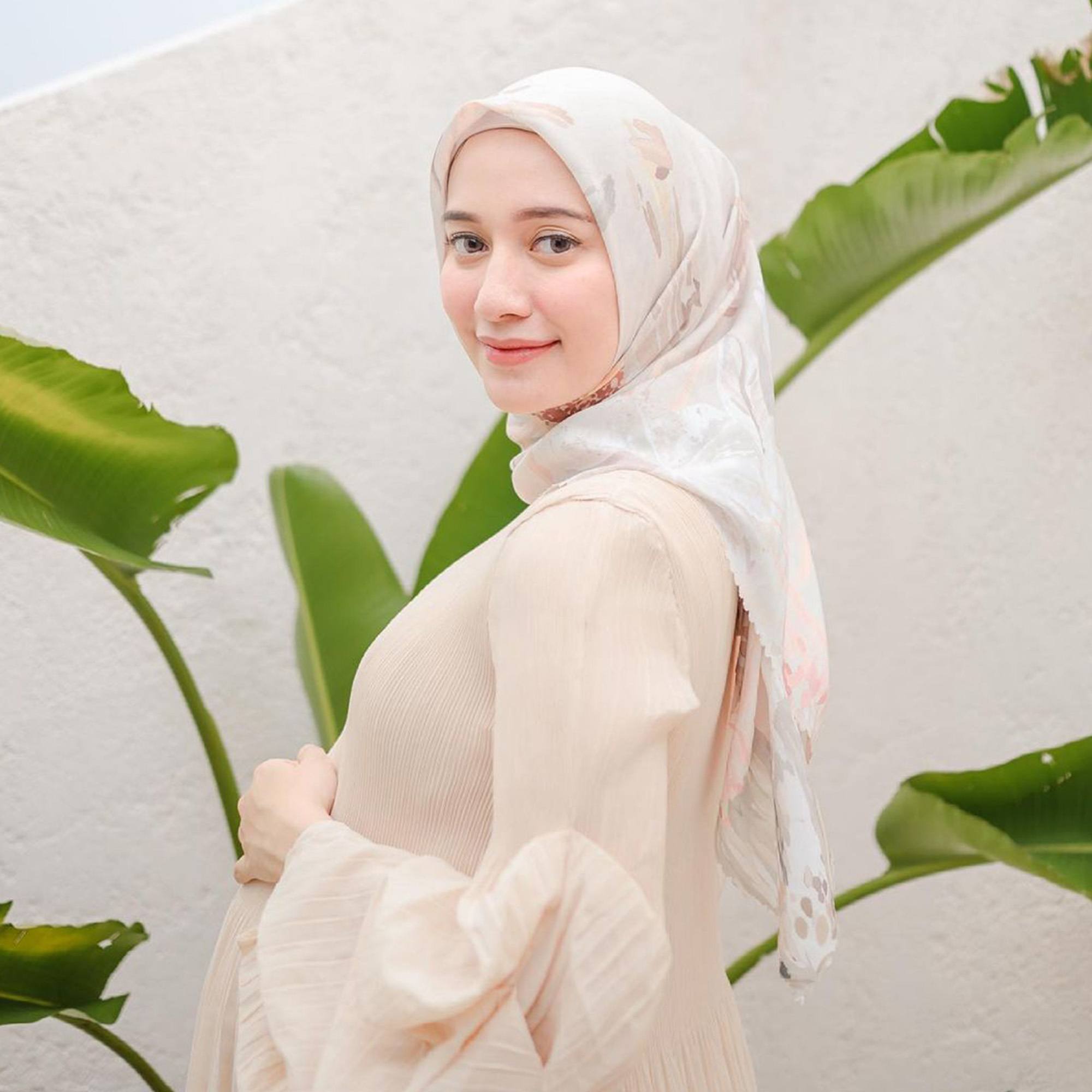 Model hijab simpel atau baju berpotongan sederhana menjadi berbeda jika ada coraknya. (Foto: instagram/megaiskanti)