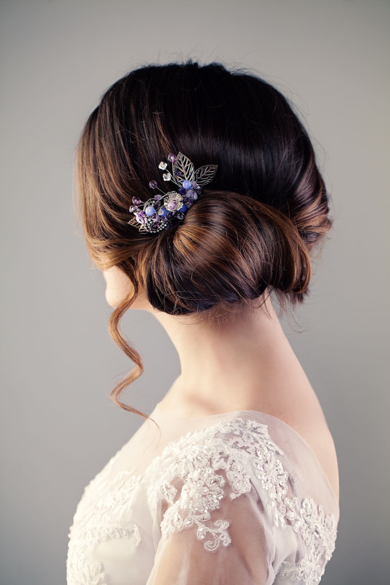 Gaya rambut side chignon membuat tampilanmu beda dan manis. (Foto: Shutterstock)