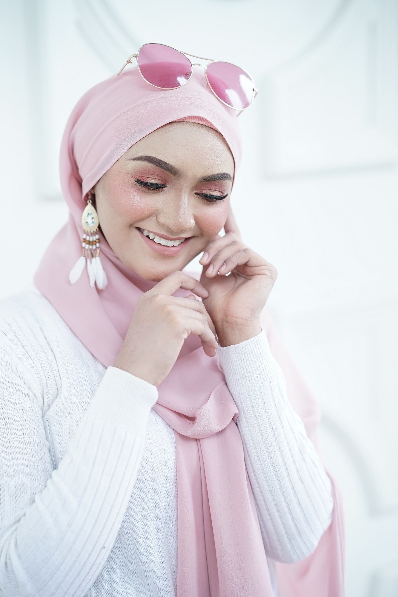 Tambahkan anting agar jilbab nude terlihat lebih stunning. (Foto: Shutterstock)