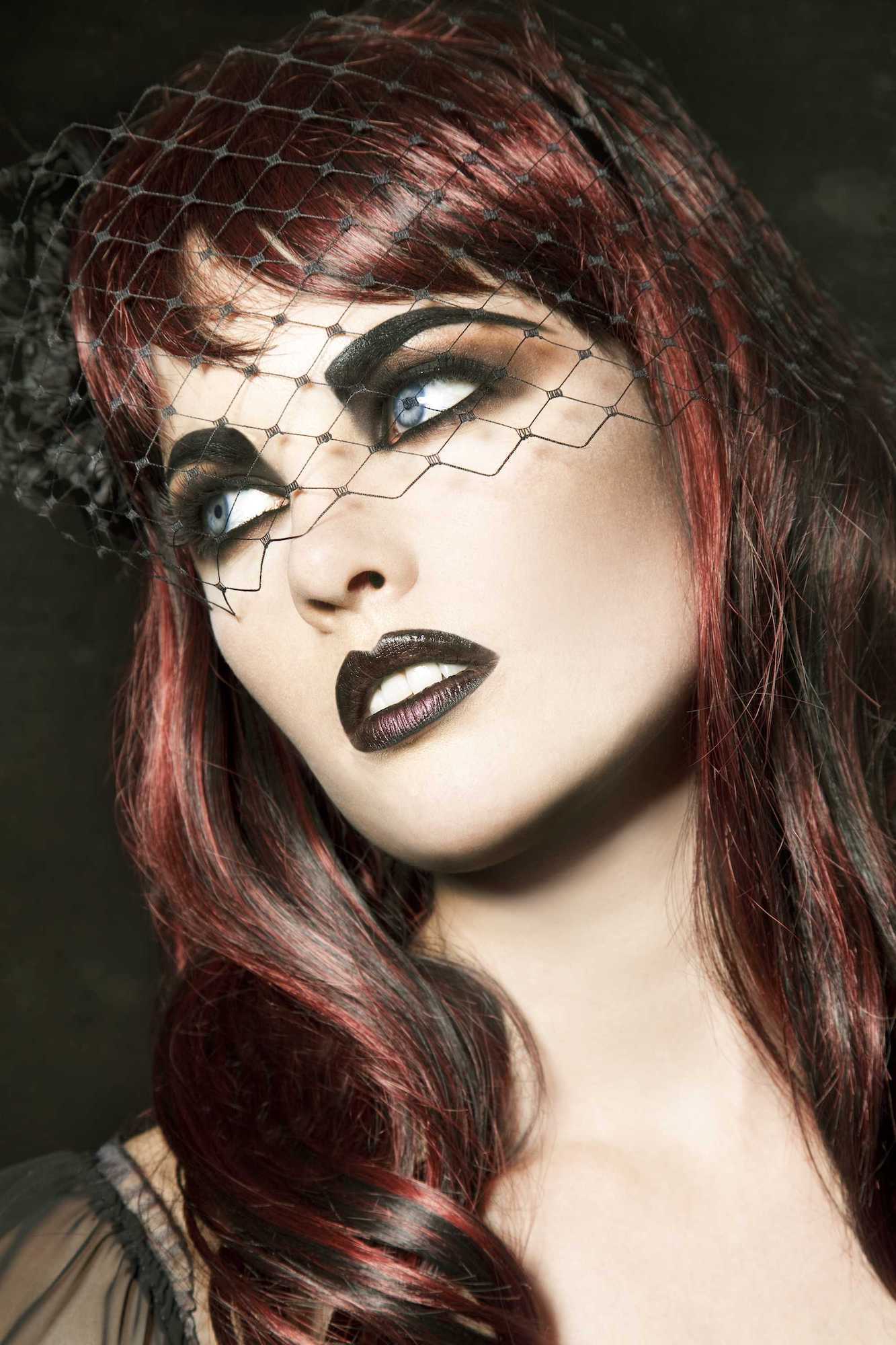 Coba warna merah sebagai highlight pada rambut. (Foto: iStock by Getty Images)