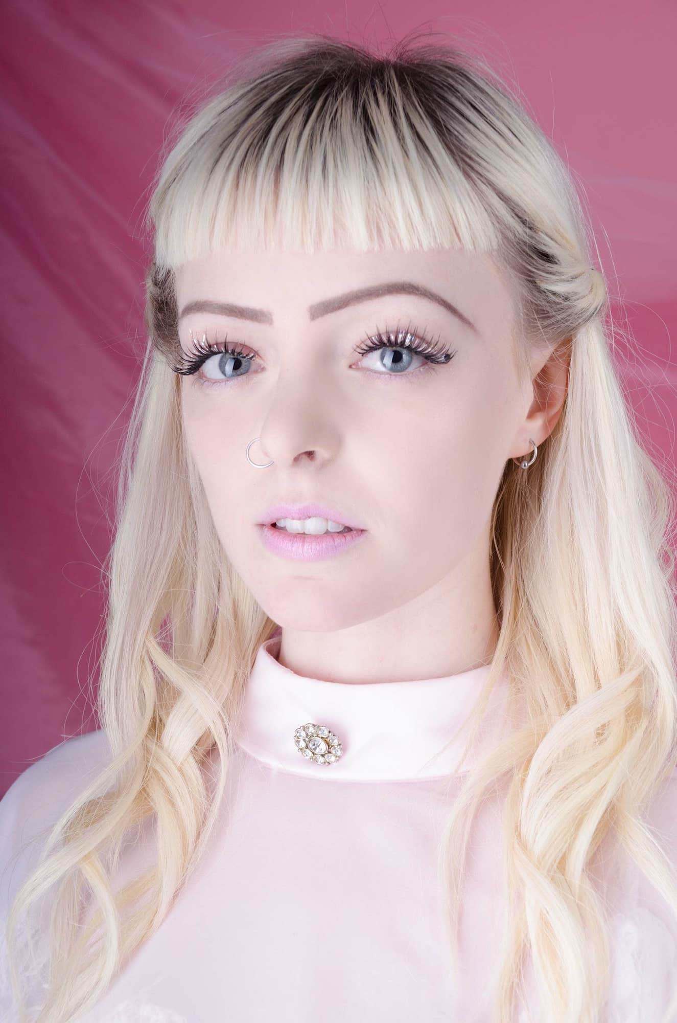 Poni pendek dengan gaya feminin bisa kamu coba. (Foto: iStock by Getty Images)