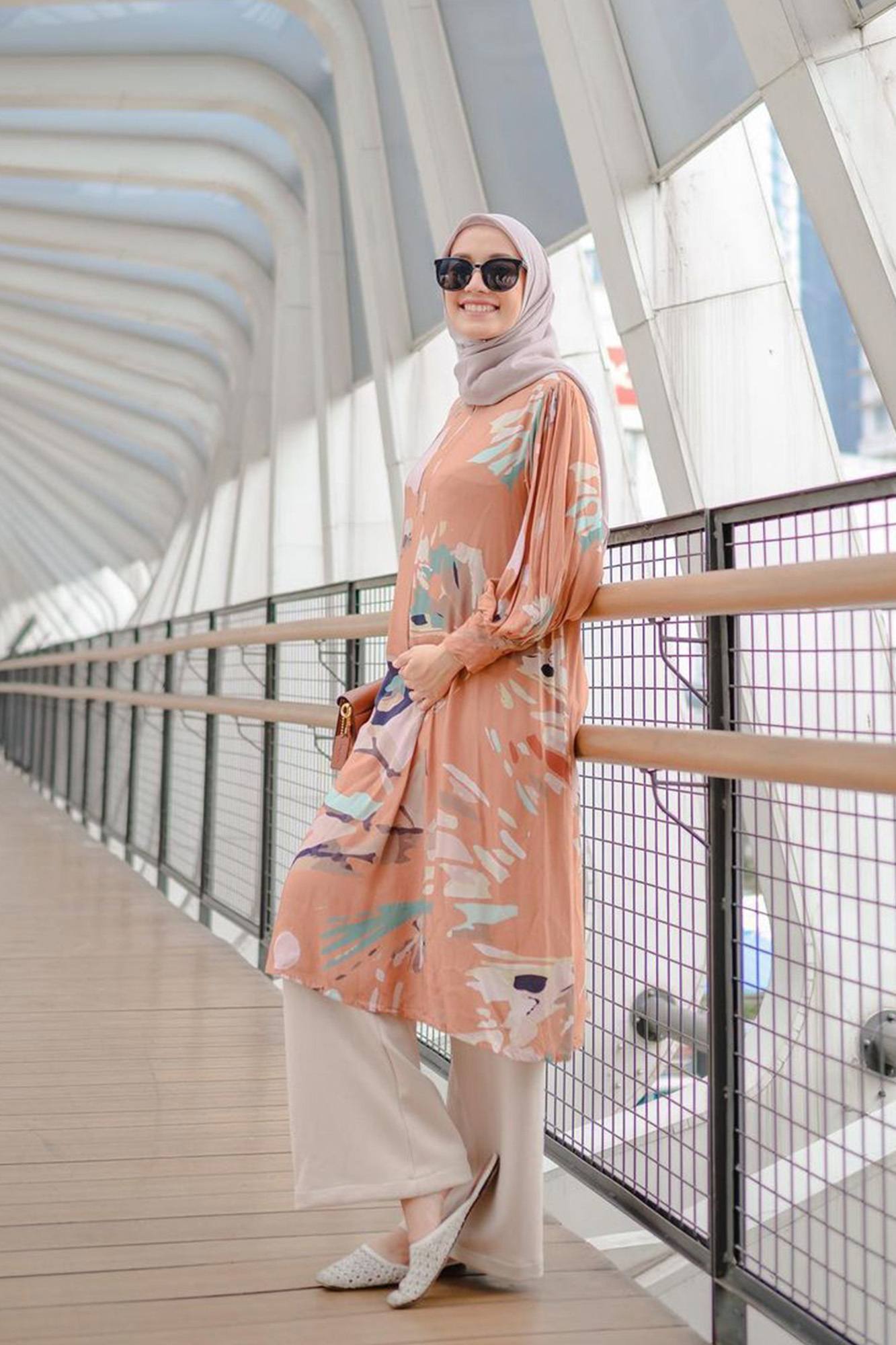 Selama ada corak, penampilan kamu aman! (Foto: instagram/megaiskanti)