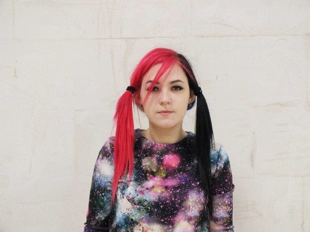 Coba dua warna rambut yang berdampingan seperti ini yuk! (Foto: iStock by Getty Images)