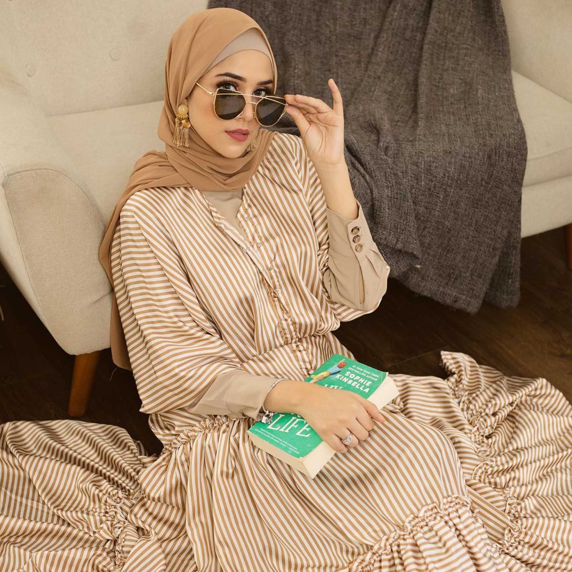 Tak hanya motif bunga atau polkadot, kamu juga bisa pilih dress bergaris seperti ini. (Foto: instagram/ranaasegaf)