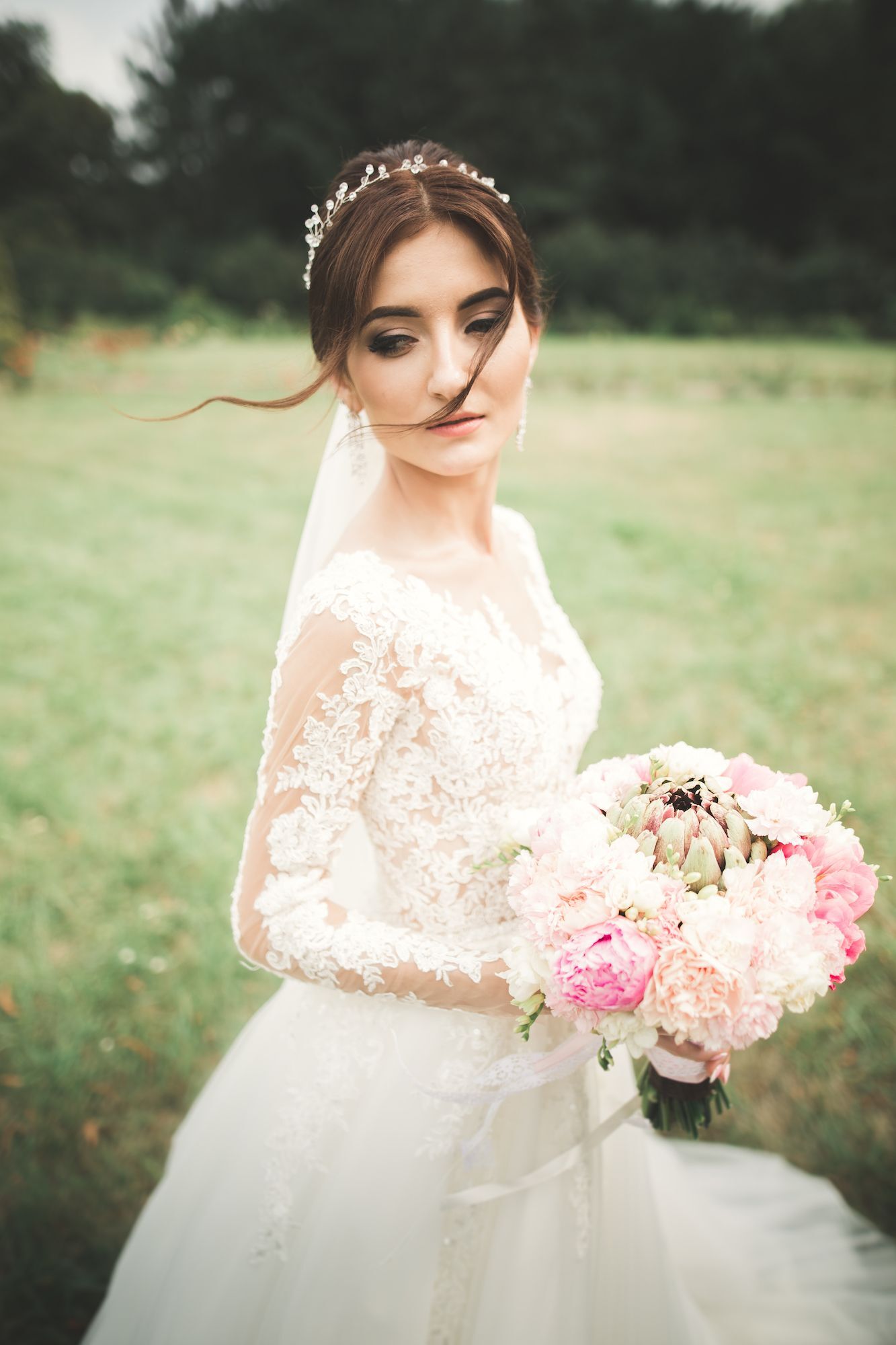 Gaya rambut belah tengah yang manis dan klasik. (Foto: Shutterstock)