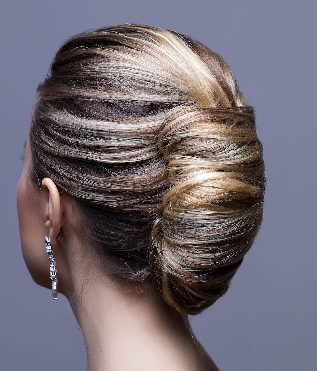Gaya French twist yang elegan untuk hari spesialmu. (Foto: Shutterstock)