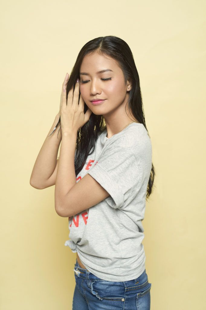 Tutorial sock curls melembapkan rambut.