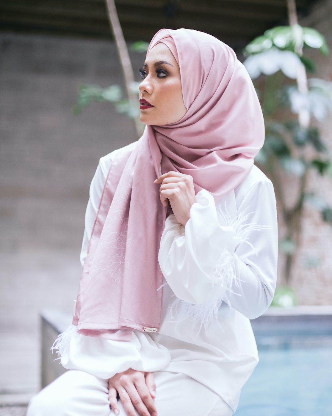 Gaya hijab pashmina warna pink