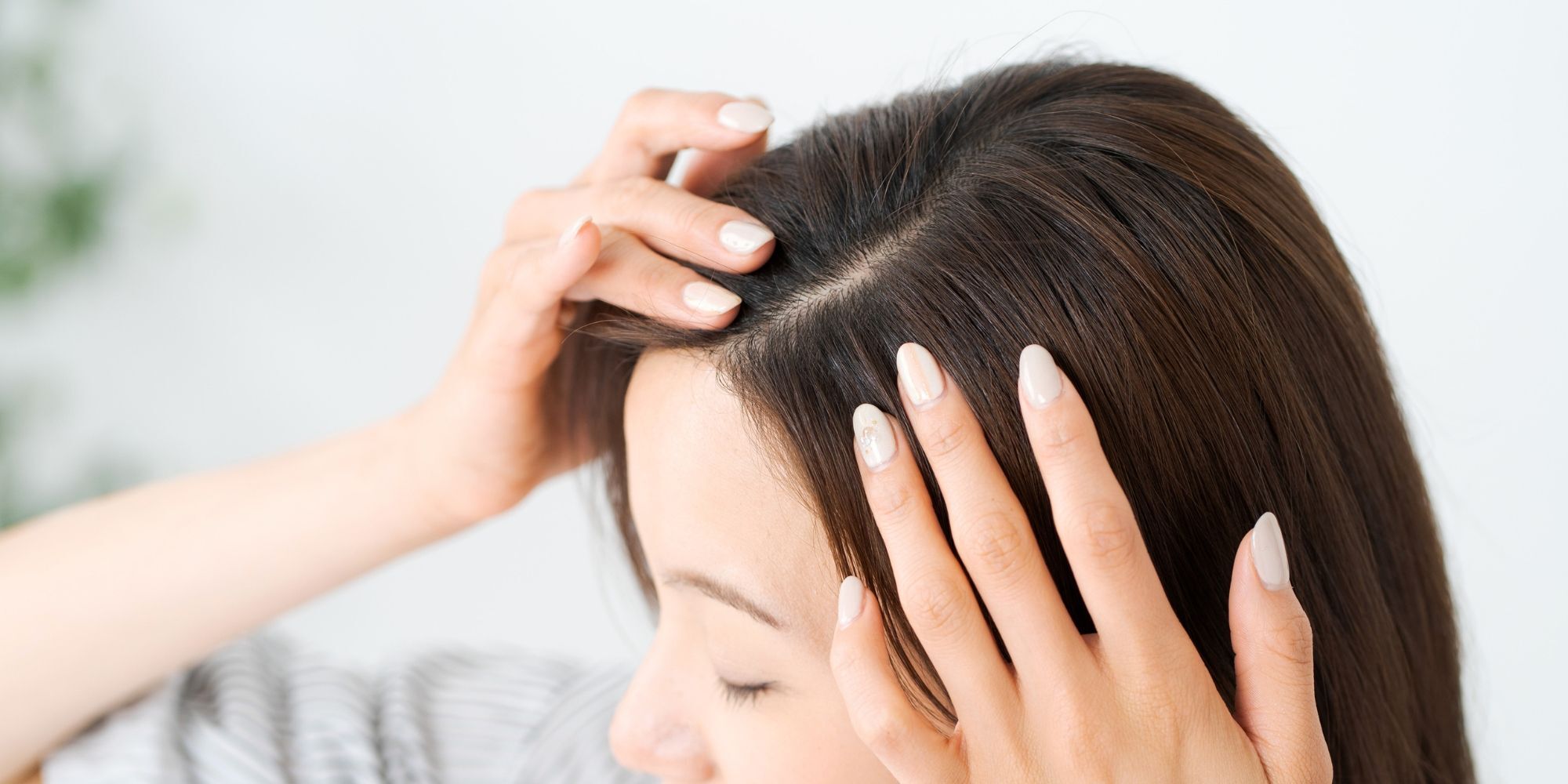 kulit kepala sehat dengan manfaat air kelapa untuk rambut