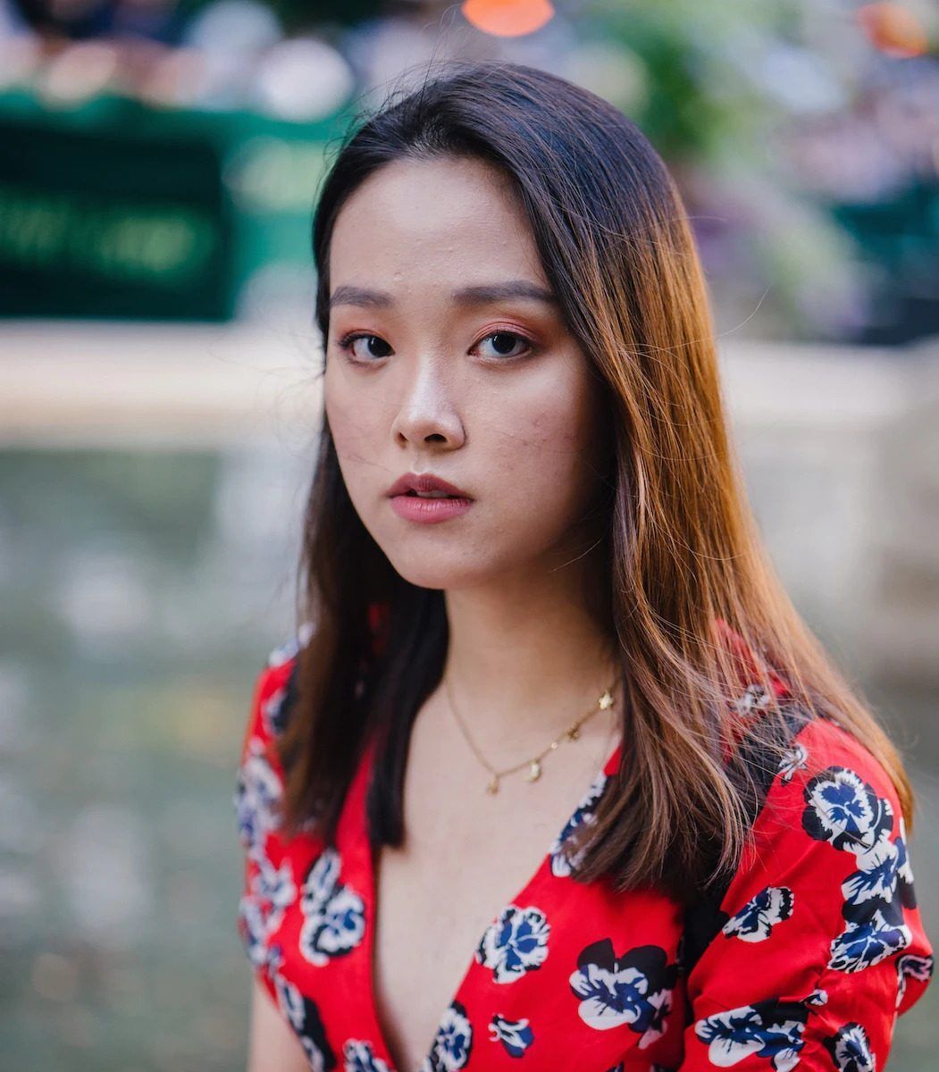 wanita asia dengan rambut panjang berwarna cokelat