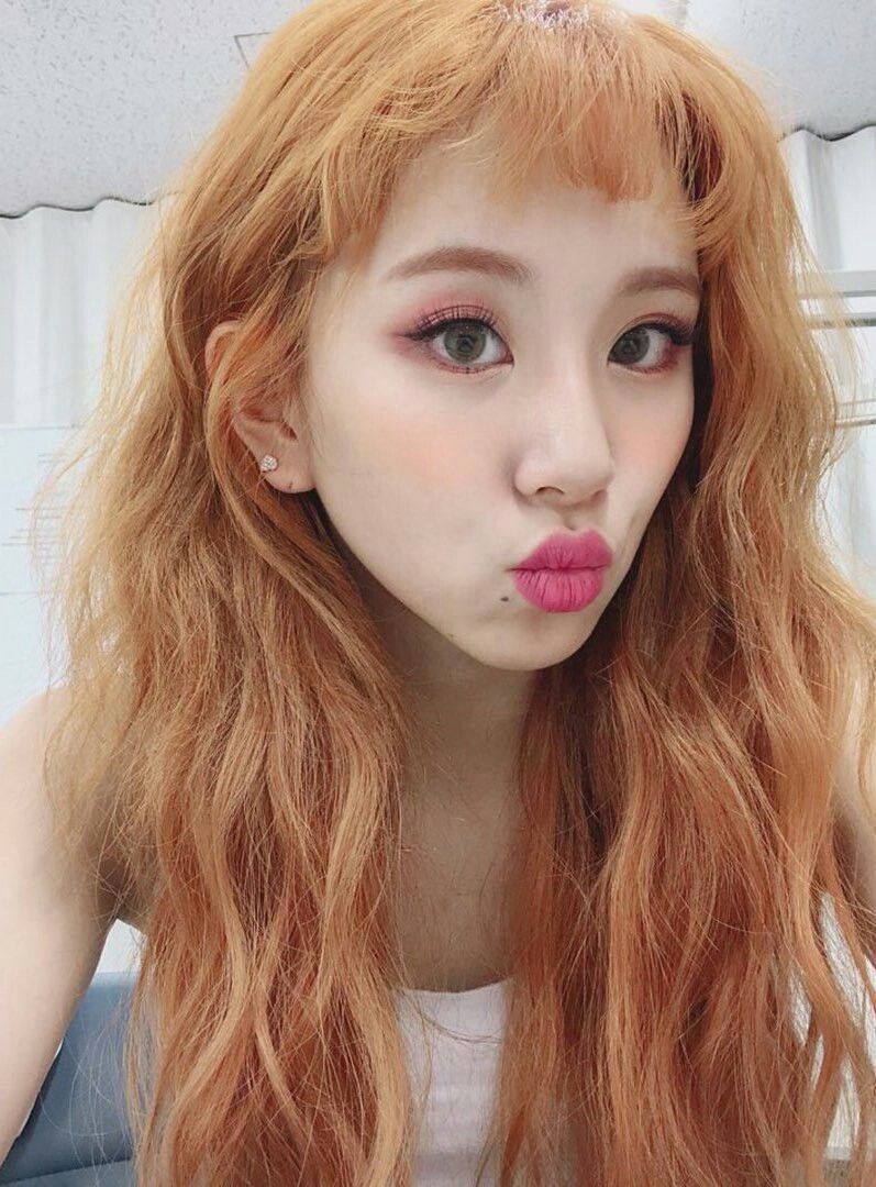 twice chaeyoung dengan rambut panjang berwarna cokelat pirang