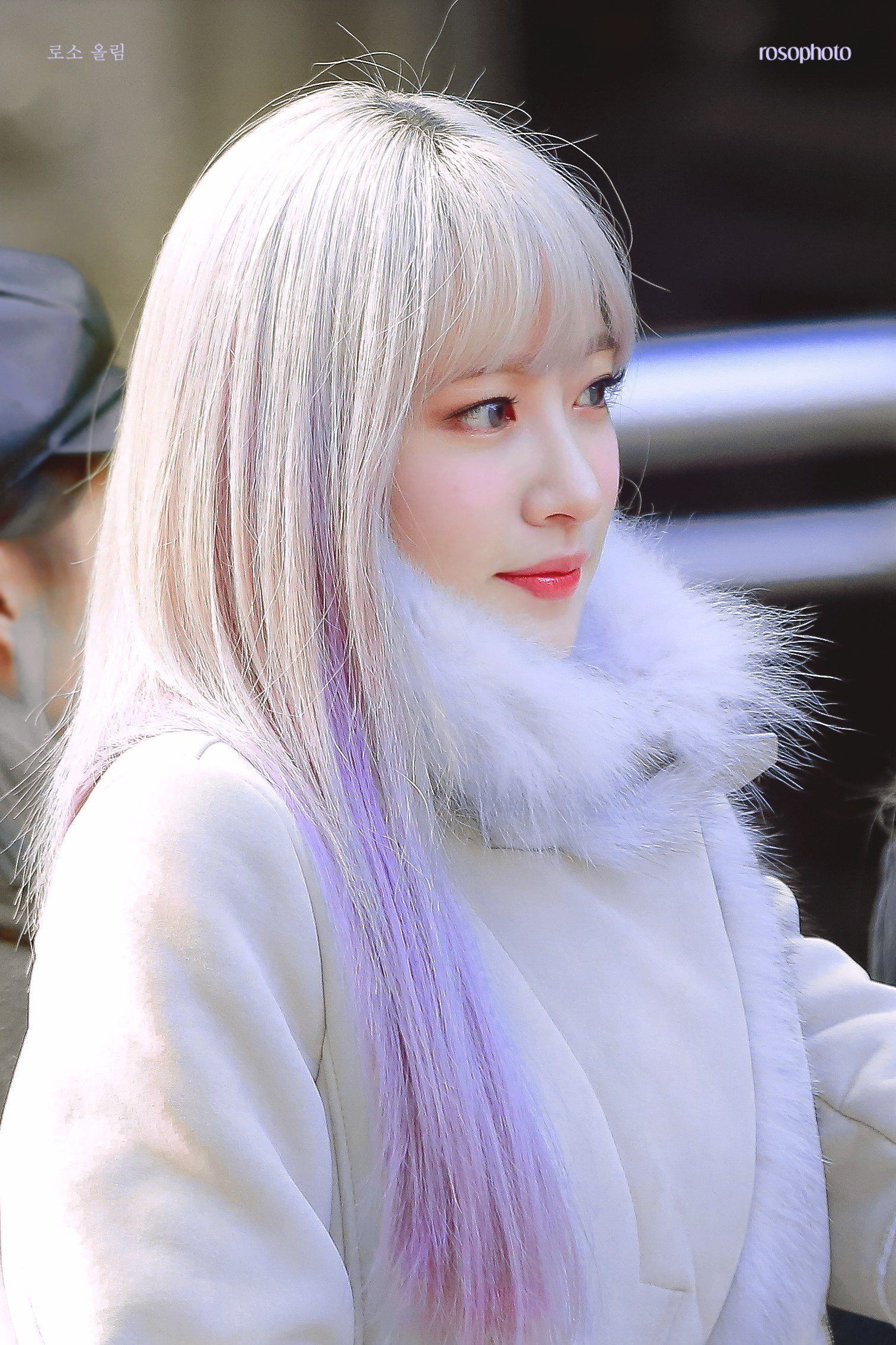 Hani EXID dengan warna rambut putih.