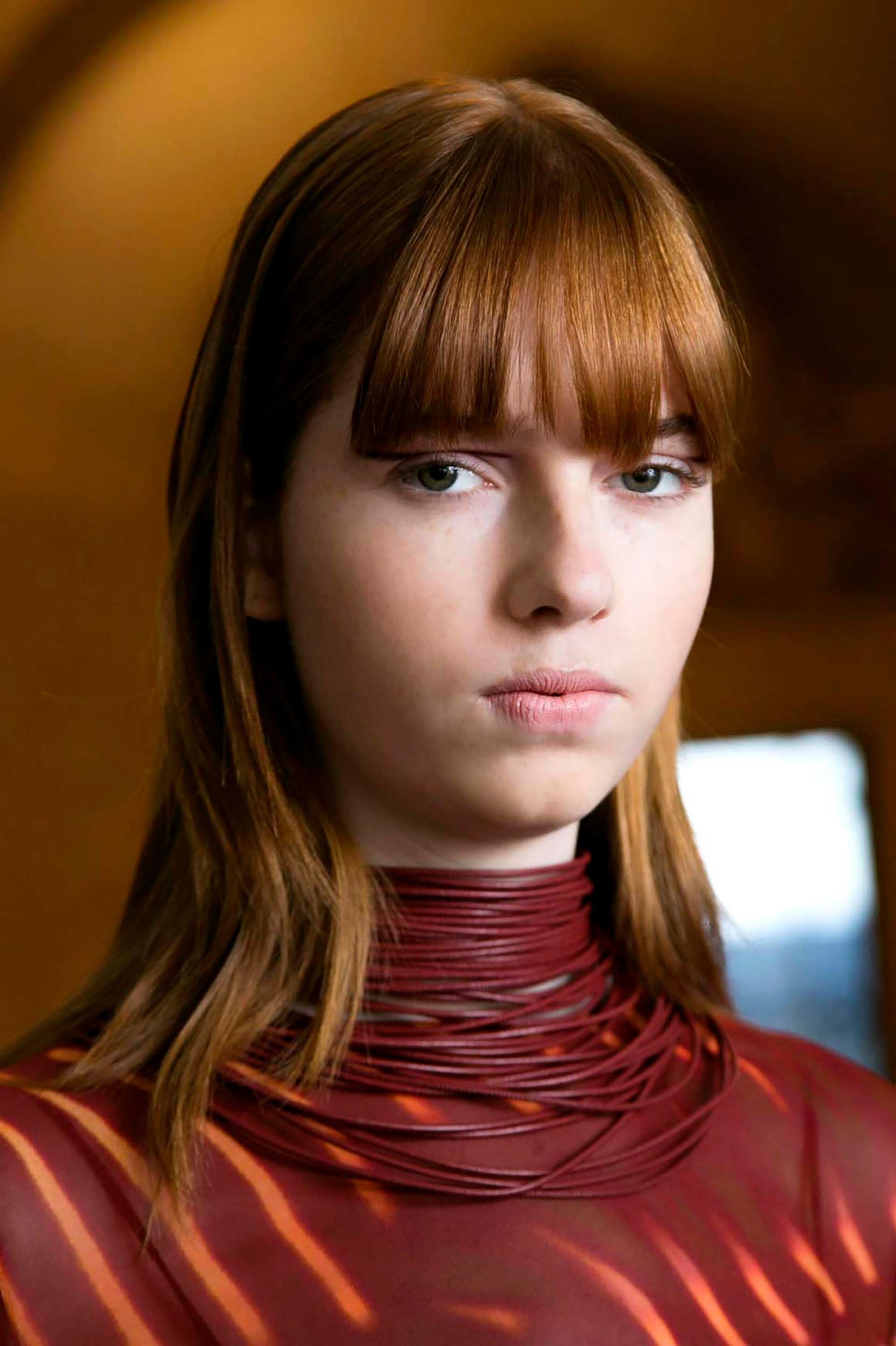 Wanita kaukasia dengan rambut lurus sebahu warna auburn