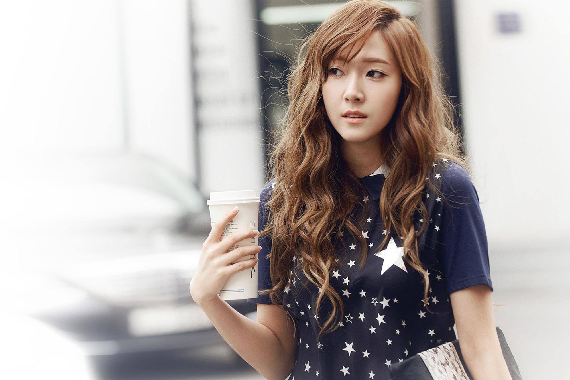 6 Model Rambut Keriting Gantung yang Bisa Kamu Bikin di Rumah!