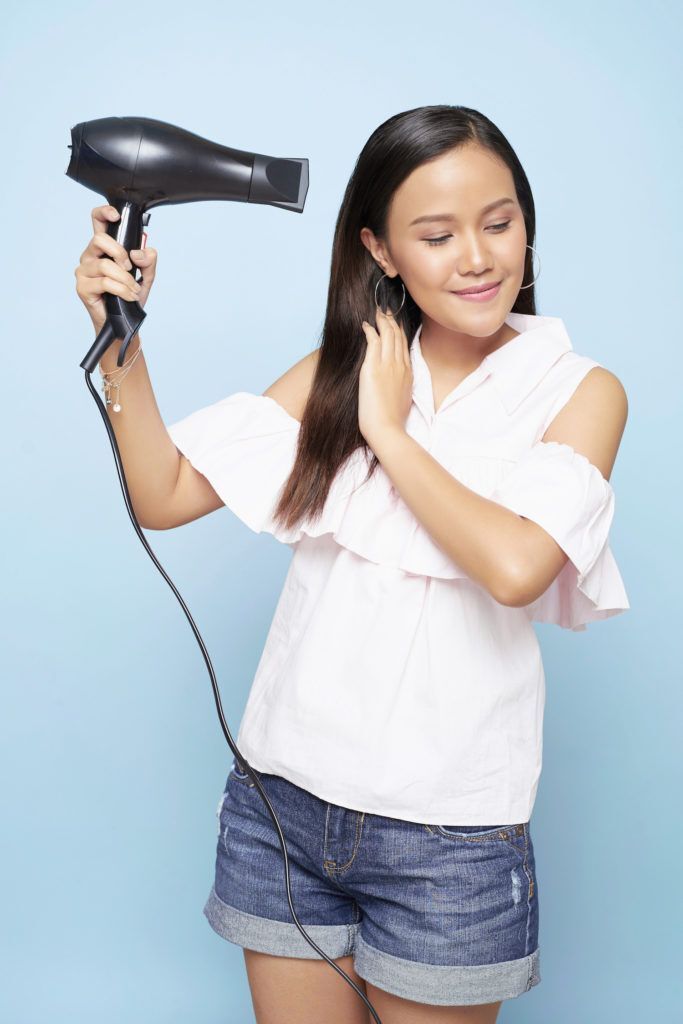 keringkan rambut dengan hairdryer