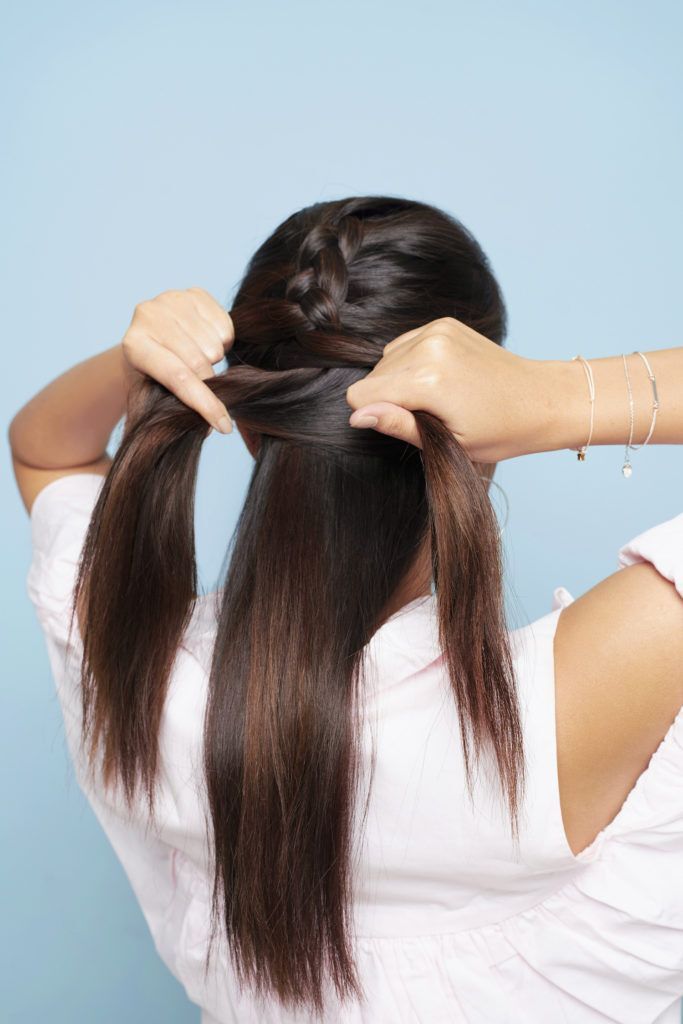 Lanjutkan dengan teknik Dutch braid