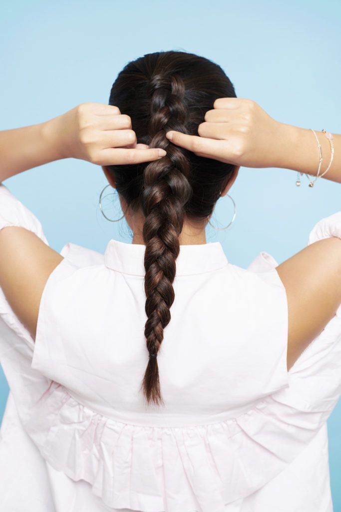 Longgarkan hasil kepang agar tampak lebih bervolume.