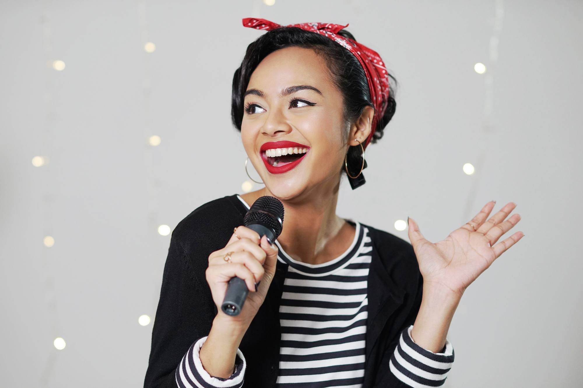 Bergaya Vintage dengan Rambut Ala Model Pin-up