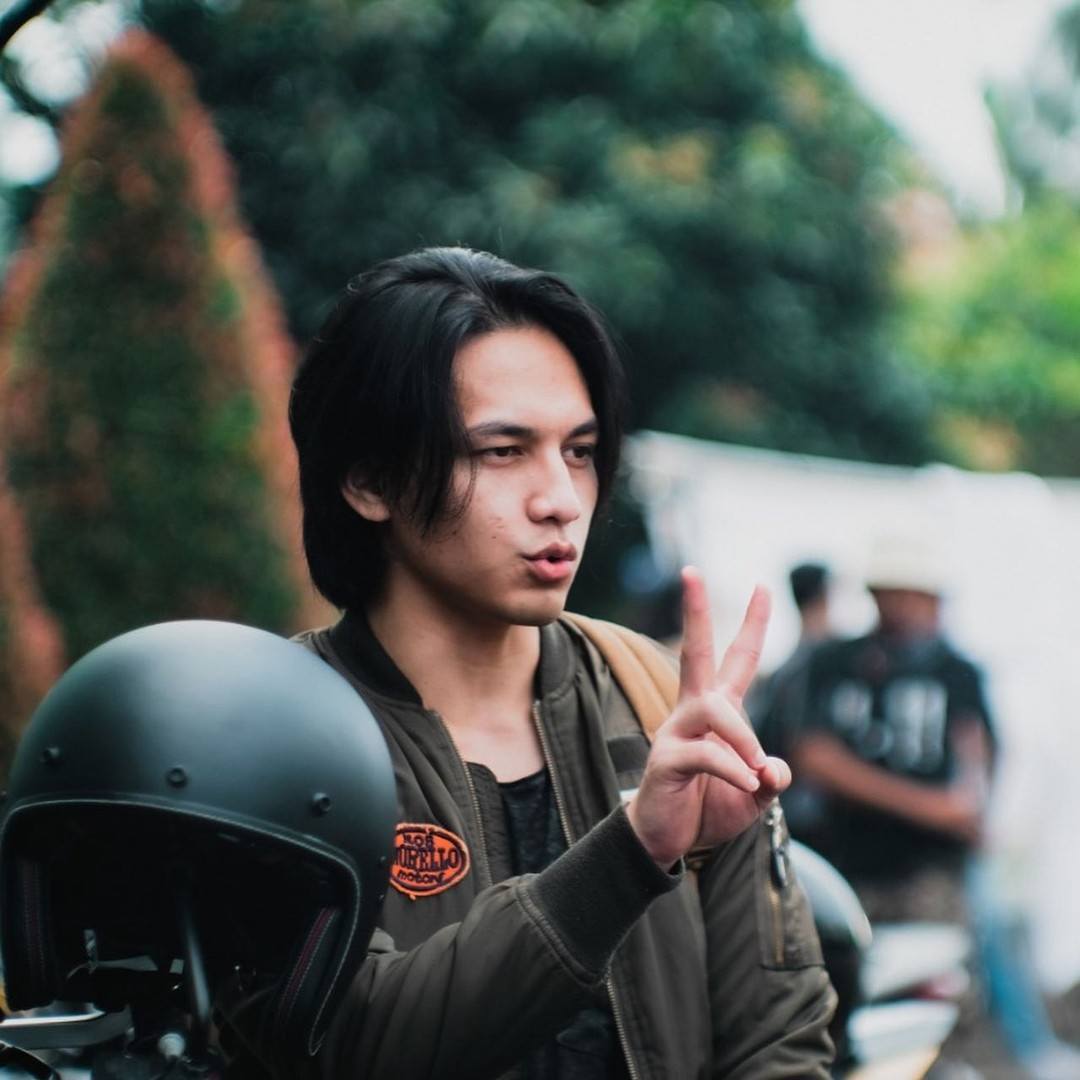 Gondrong belah tengah. (Foto: Instagram.com/jefrinichol)