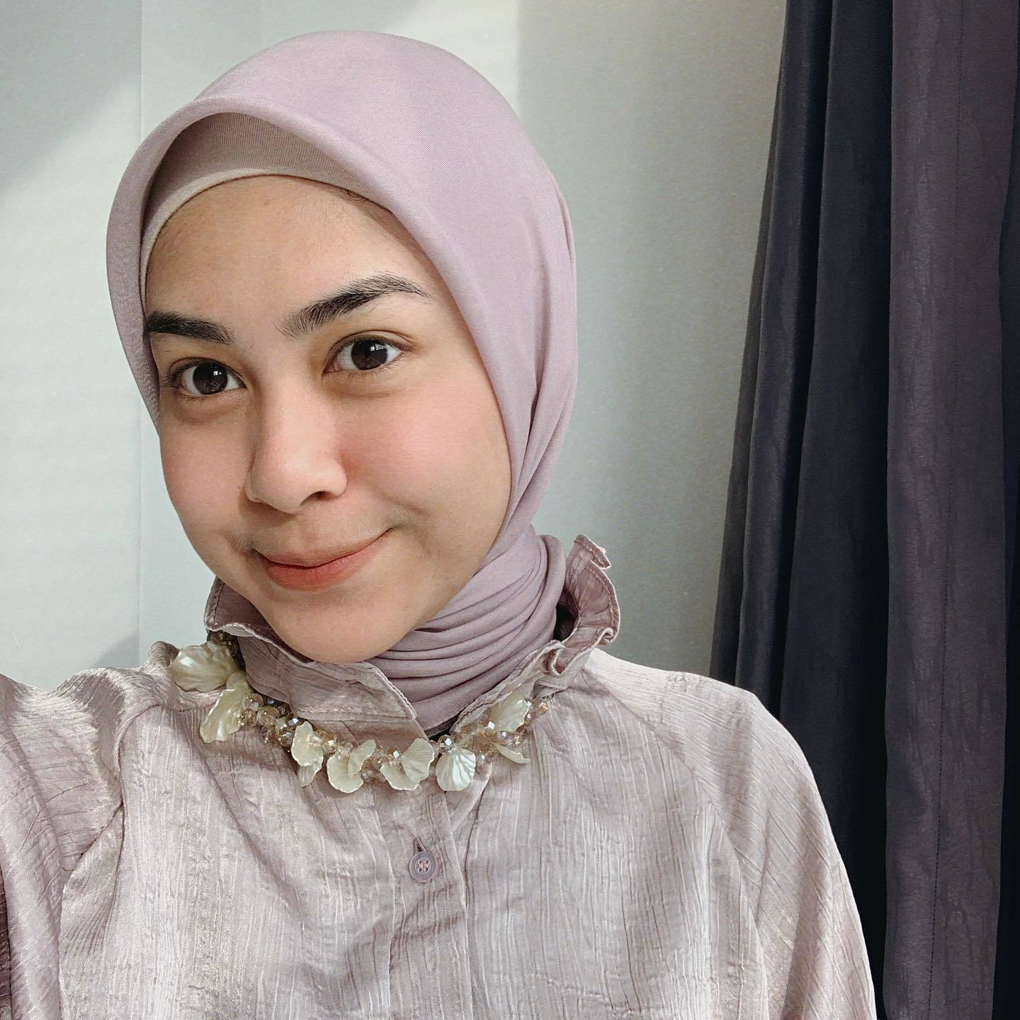 Simple tapi cantik dengan hijab segi empat yang ditata clean. (Foto: Instagram.com/diantyy.a)