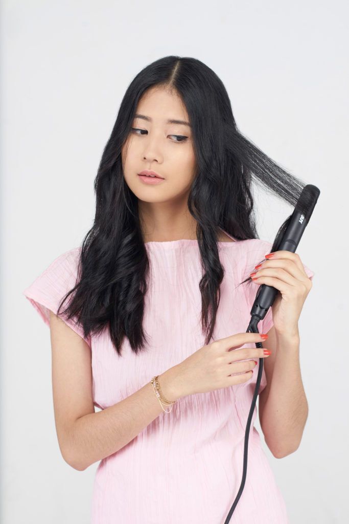 Keriting rambut sedikit demi sedikit.