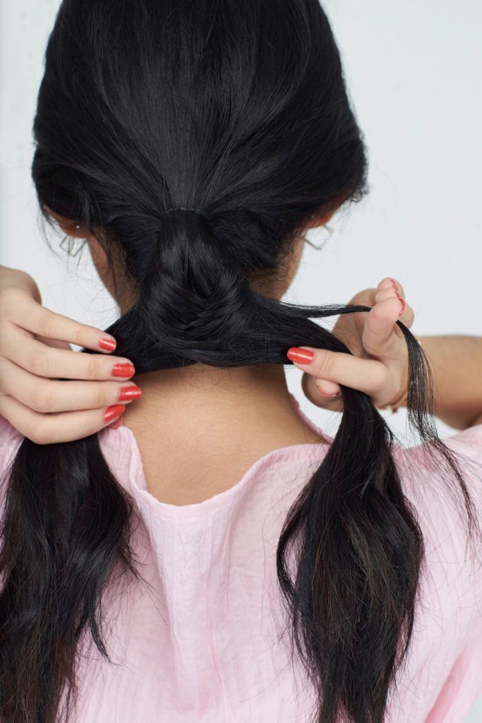 Mulai membuat fishtail braid.