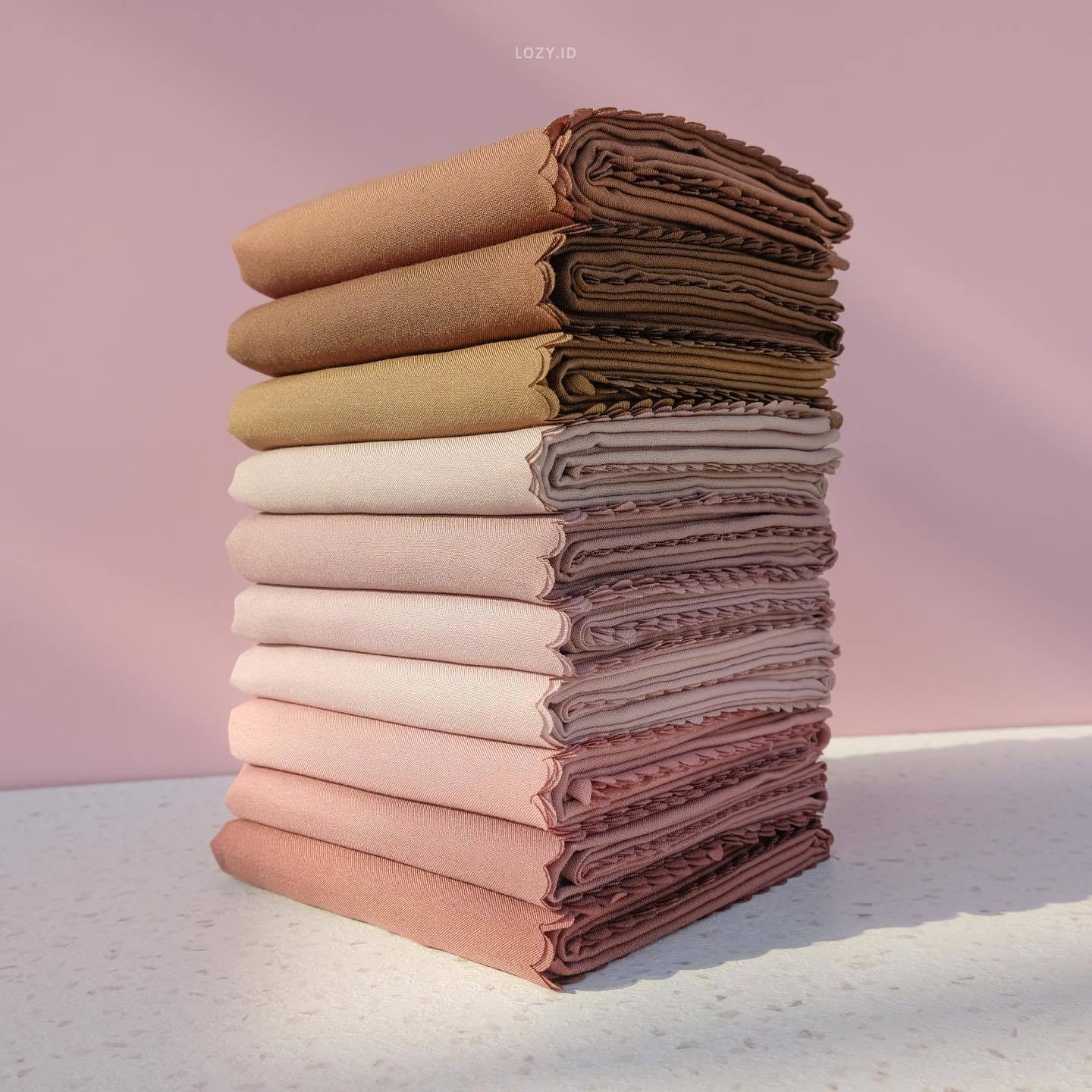 Warna-warni hijab voal. (Foto: Instagram.com/lozyhijab)