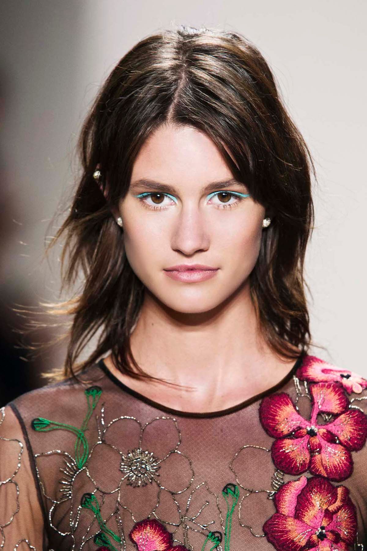 Model poni ini dinamakan dengan poni tirai atau curtain bangs karena bentuknya yang panjang dan dibelah di bagian tengah. (Foto: Shutterstock)