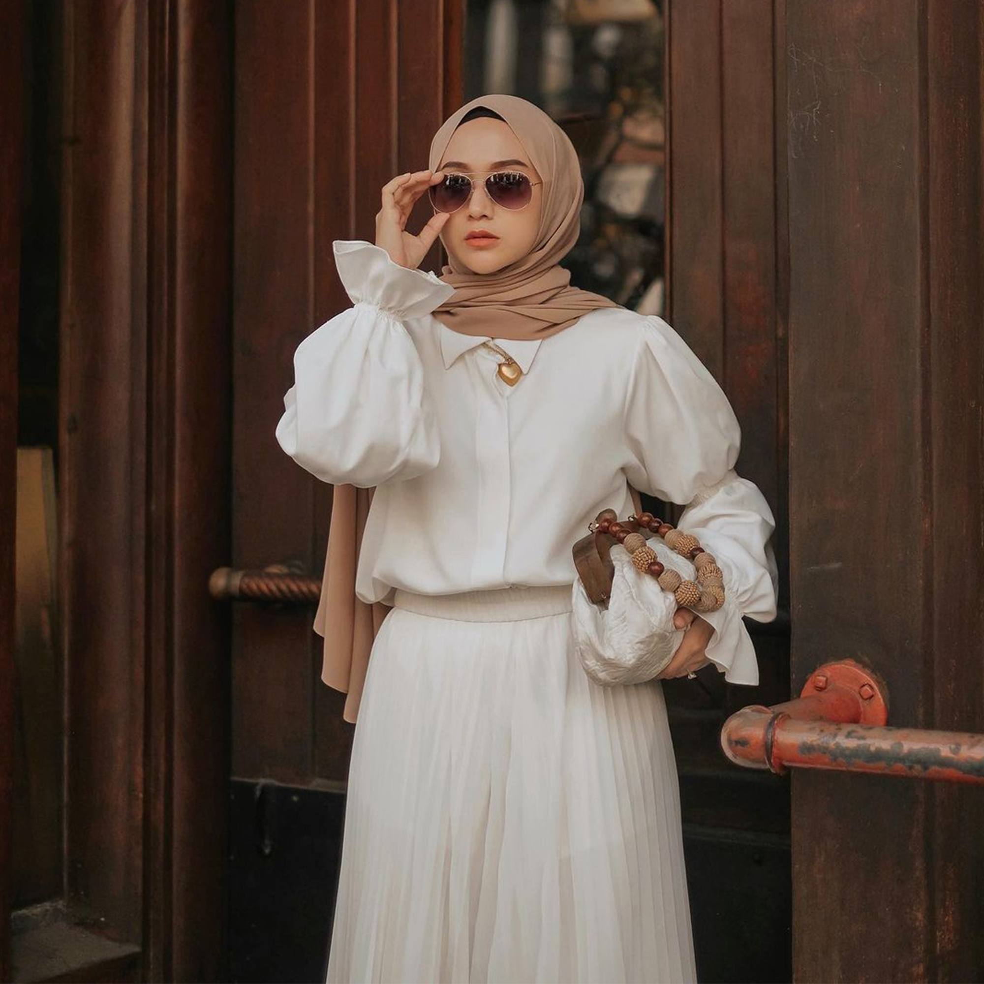 Trend puffy sleeves atau lengan balon bisa berupa atasan atau dress. Kamu sudah punya? (Foto: Instagram/nisacookie)