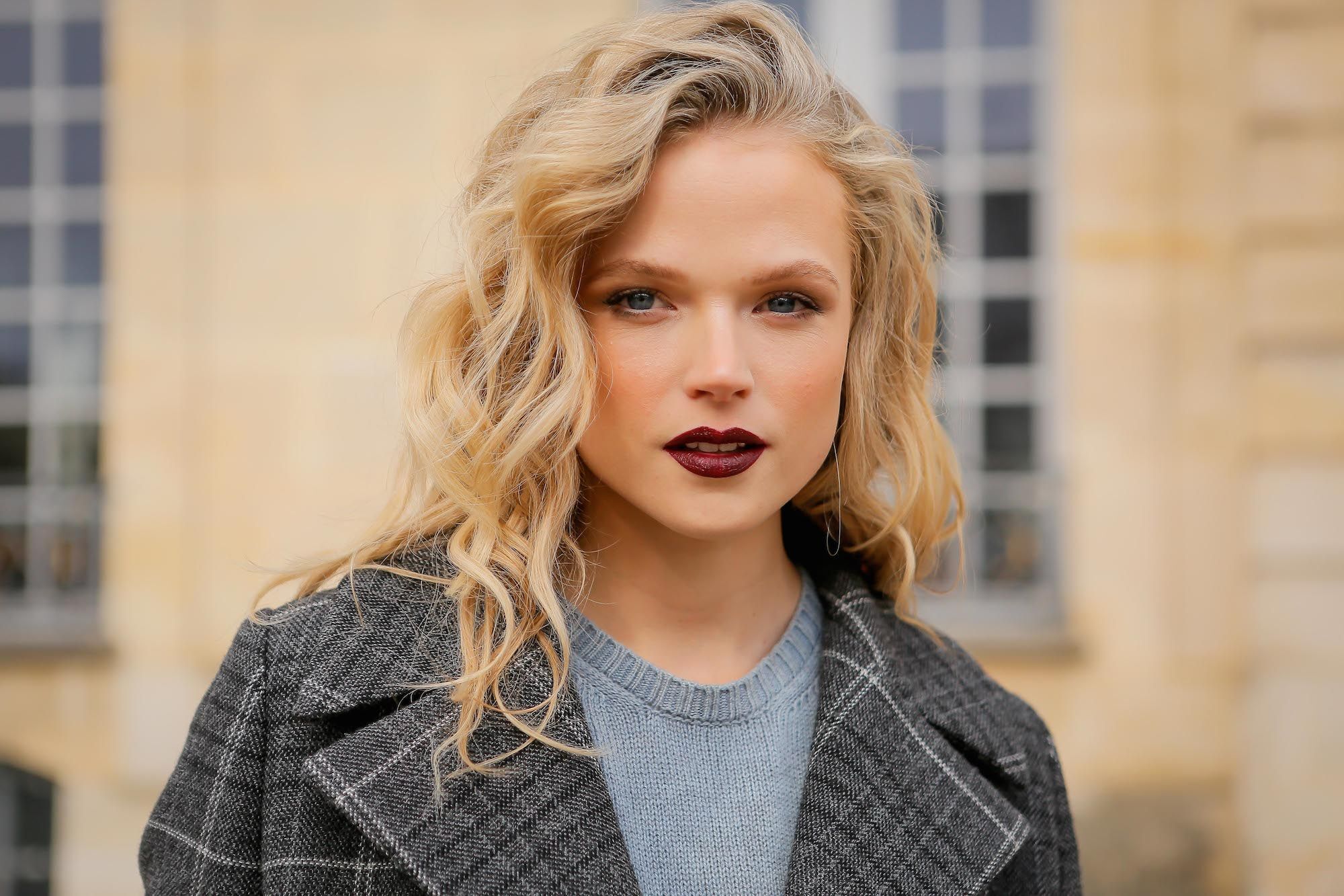 Rambut keriting dengan gaya side swept yang simpel. (Foto: Indigitalimages.com)