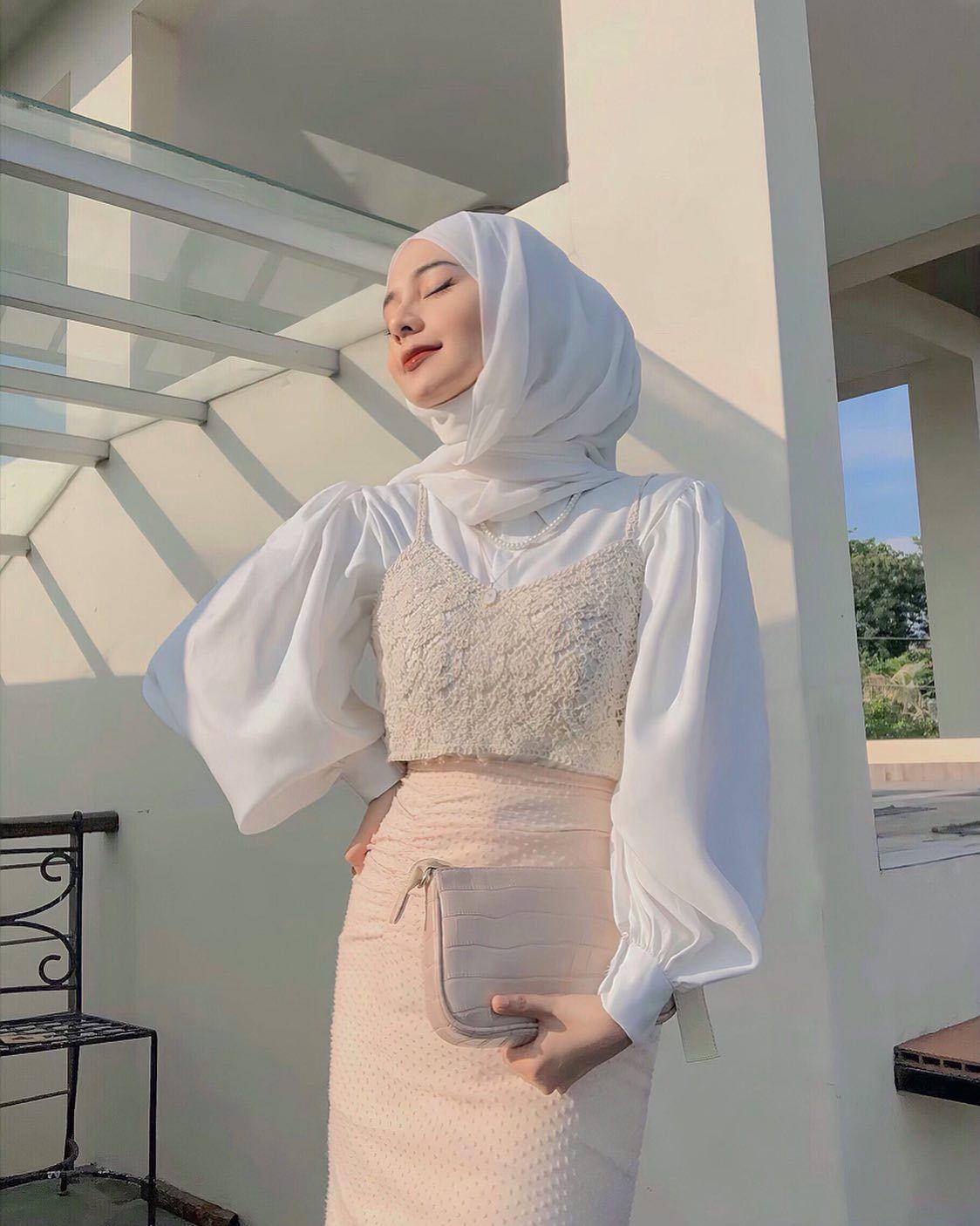 Kenakan hijab dan puffy sleeve warna putih. (Foto: Instagram.com/firgaaa)